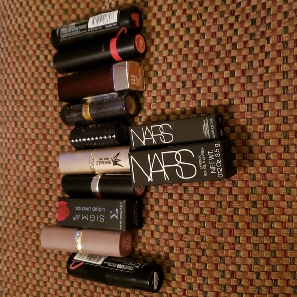 COPY - A bundle variety of 12 lipsticks New - Picture 1 of 5